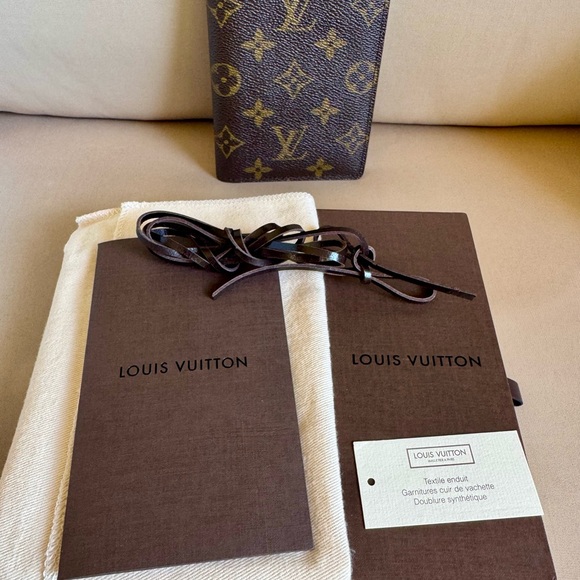 Louis Vuitton Monogram Passport Cover - Picture 14 of 14